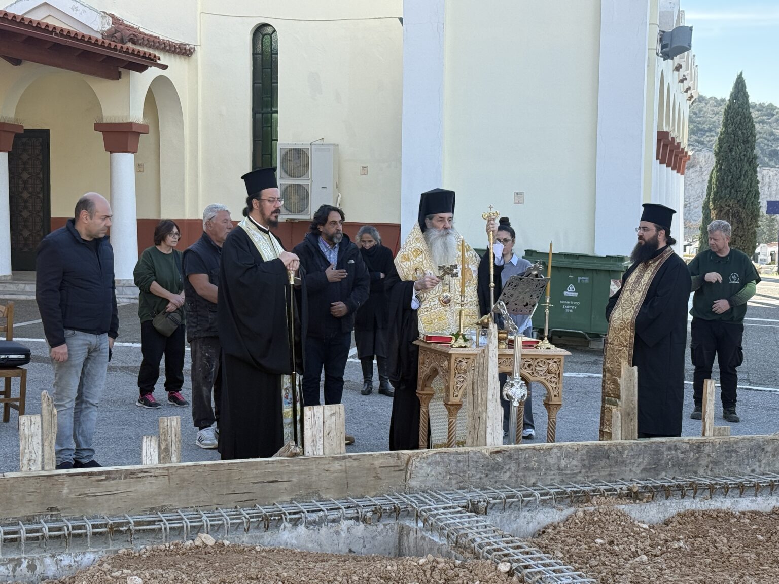 Στο Διαδημοτικό Κοιμητήριο Σχιστού ο Μητροπολίτης Πειραιώς