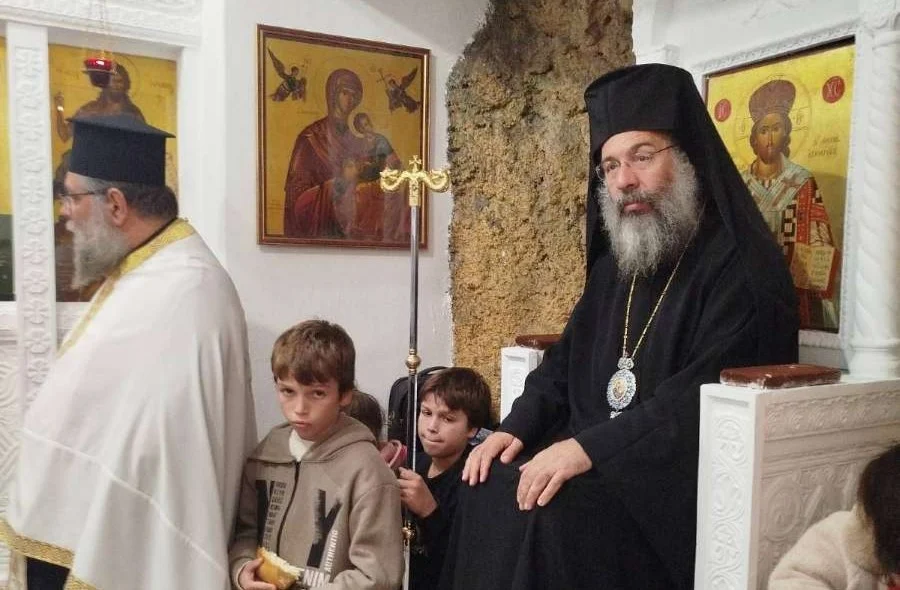 Ρέθυμνο: Αρχιερατικός Εσπερινός στον ανακαινισμένο σπηλαιώδη Ι. Ναό Αγίου Αντωνίου και Αγίας Άννης