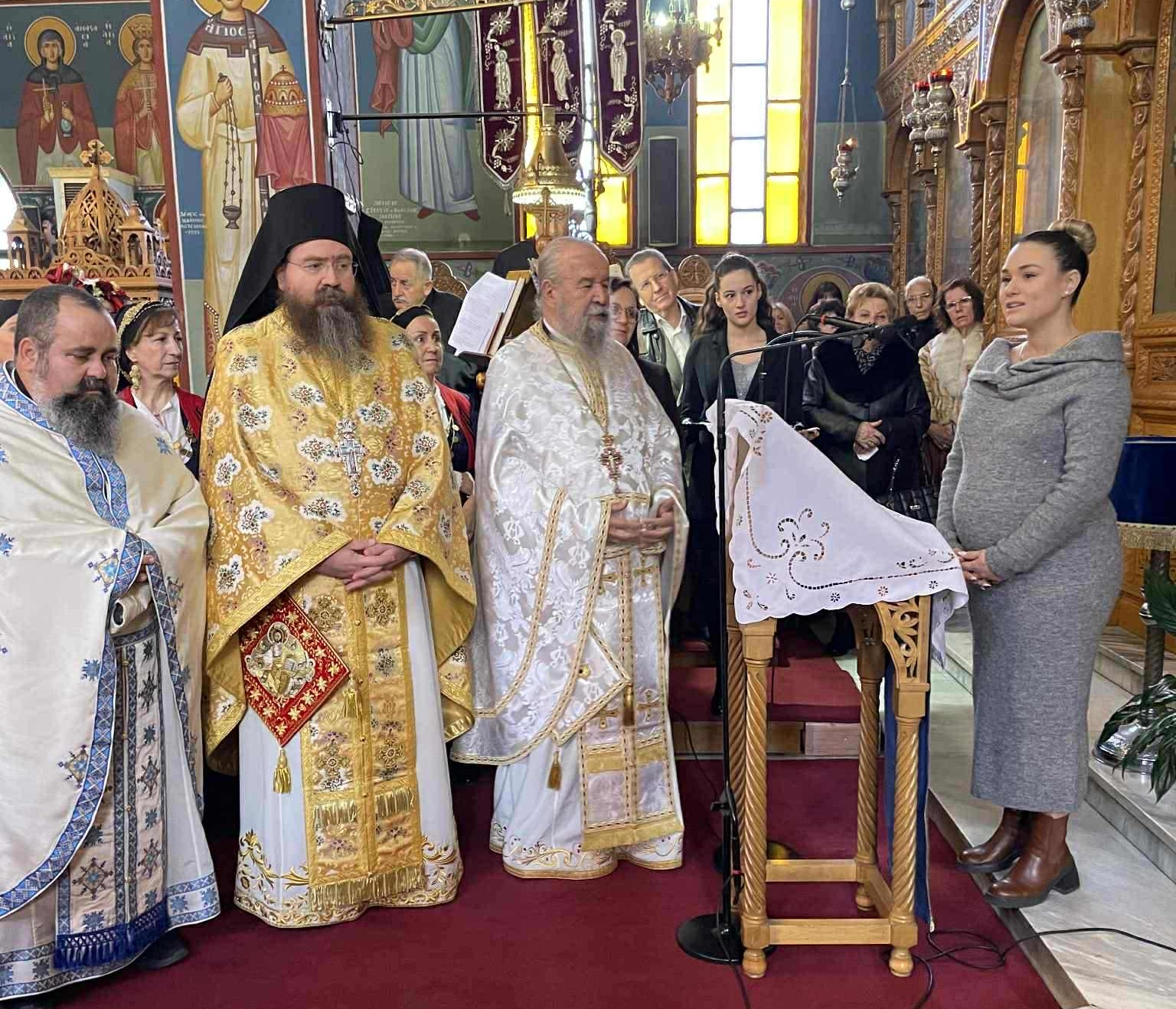 Τίμησαν τον ιερέα και τη δασκάλα που έφεραν κόσμο στο χωριό Φουρνά της Ευρυτανίας – Ο Μητροπολίτης Λαρίσης για την σκληρή αλήθεια του Δημογραφικού