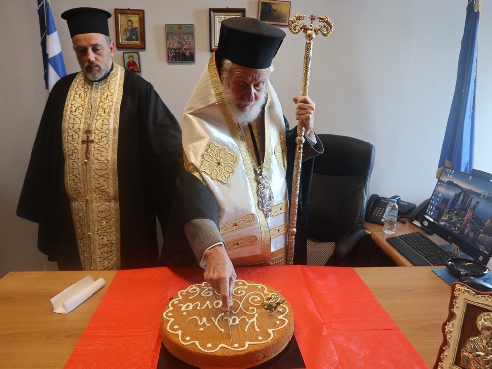 Ο Μητροπολίτης Σύρου ευλόγησε Αγιοβασιλόπιτες στην Πολεμική Ναυτική Βάση Αγκαθωπών Σύρου και στην Αστυνομική Διεύθυνση Κυκλάδων