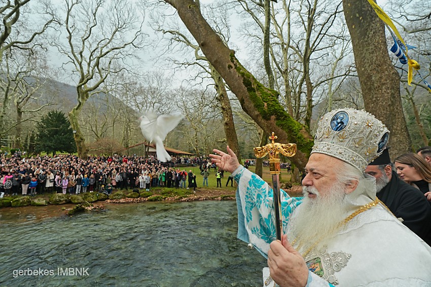 Με λαμπρότητα ο καθαγιασμός των υδάτων στη Νάουσα, την Αλεξάνδρεια και την τεχνητή λίμνη του Αλιάκμονα