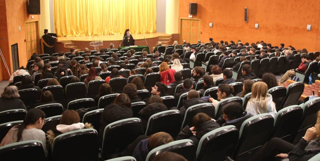 Ἐπικοινωνία τοῦ Μητροπολίτου Ναυπάκτου Ἱεροθέου μέ τά Σχολεῖα