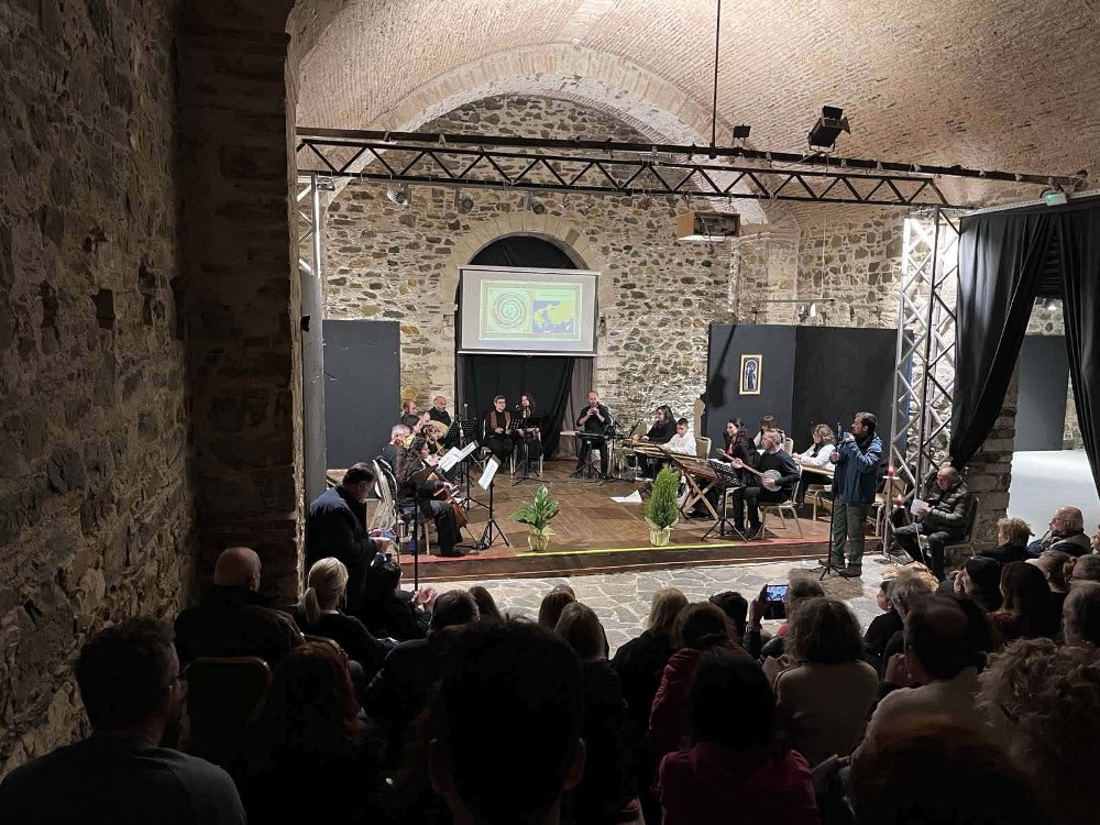 Παραδοσιακοί Σκοποί και Τραγούδια αντήχησαν στους θόλους της Δημοτικής Πινακοθήκης των Κυκλάδων, στην Ερμούπολη