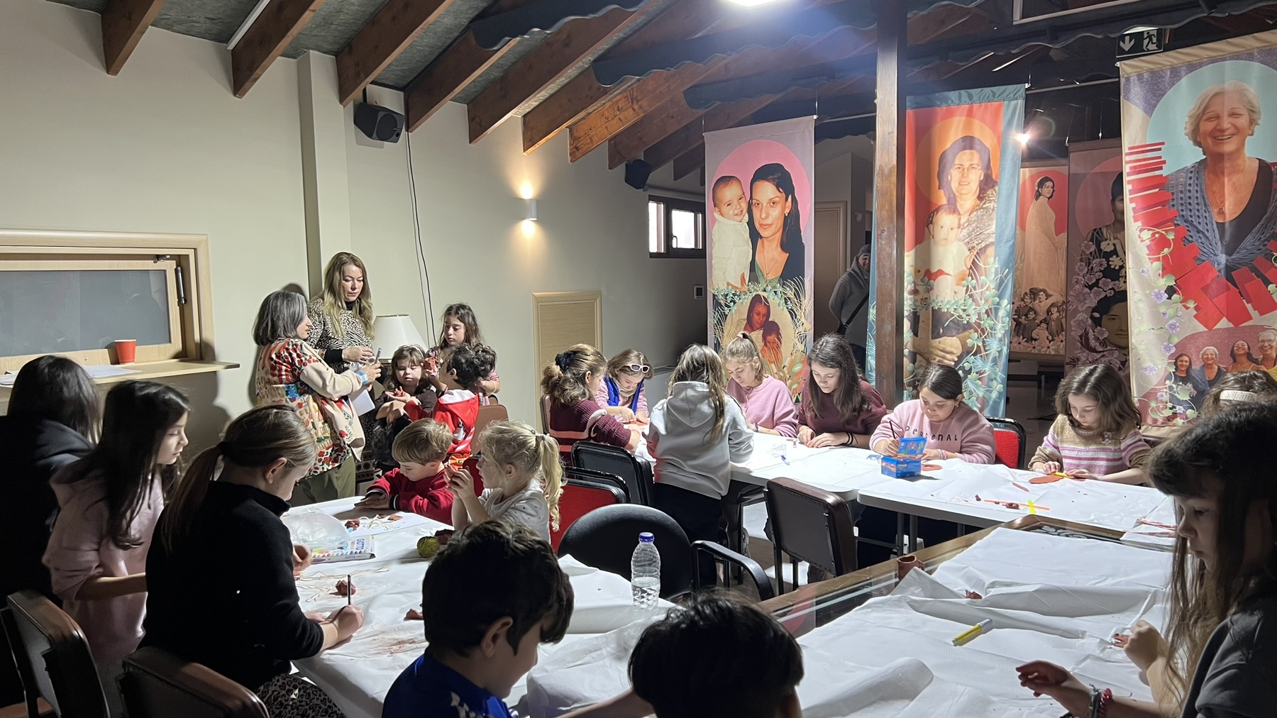 Ξεκίνησαν τα εκπαιδευτικά εργαστήρια των «Φωτίων 2026» με θέμα  «Η μητρότητα μέσα από την Τέχνη»