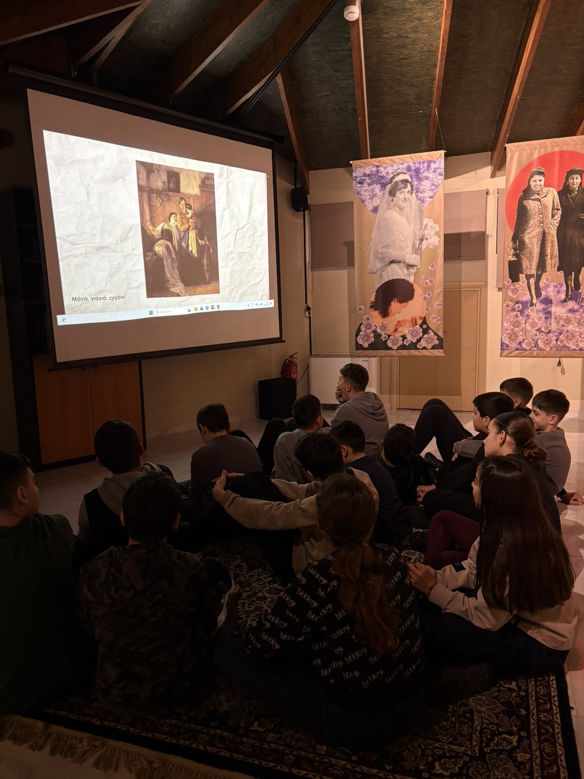 Μαθητές σχολείων της Κατερίνης συμμετείχαν στα εκπαιδευτικά εργαστήρια των «Φωτίων 2026» για τη μητρότητα και την Τέχνη