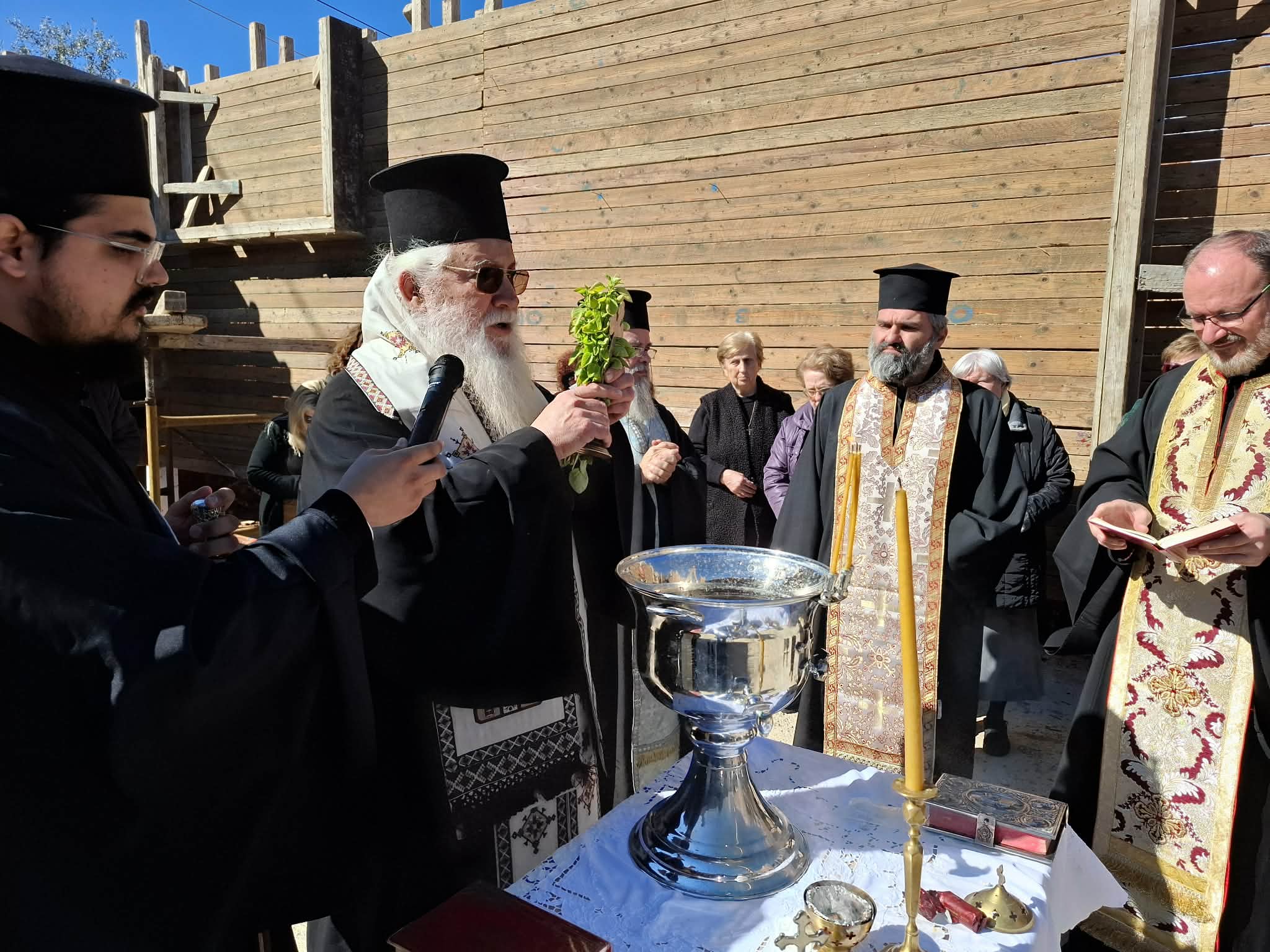 Θεμελίωση Ιερού Ναού απο τον Μητροπολίτη Θηβών