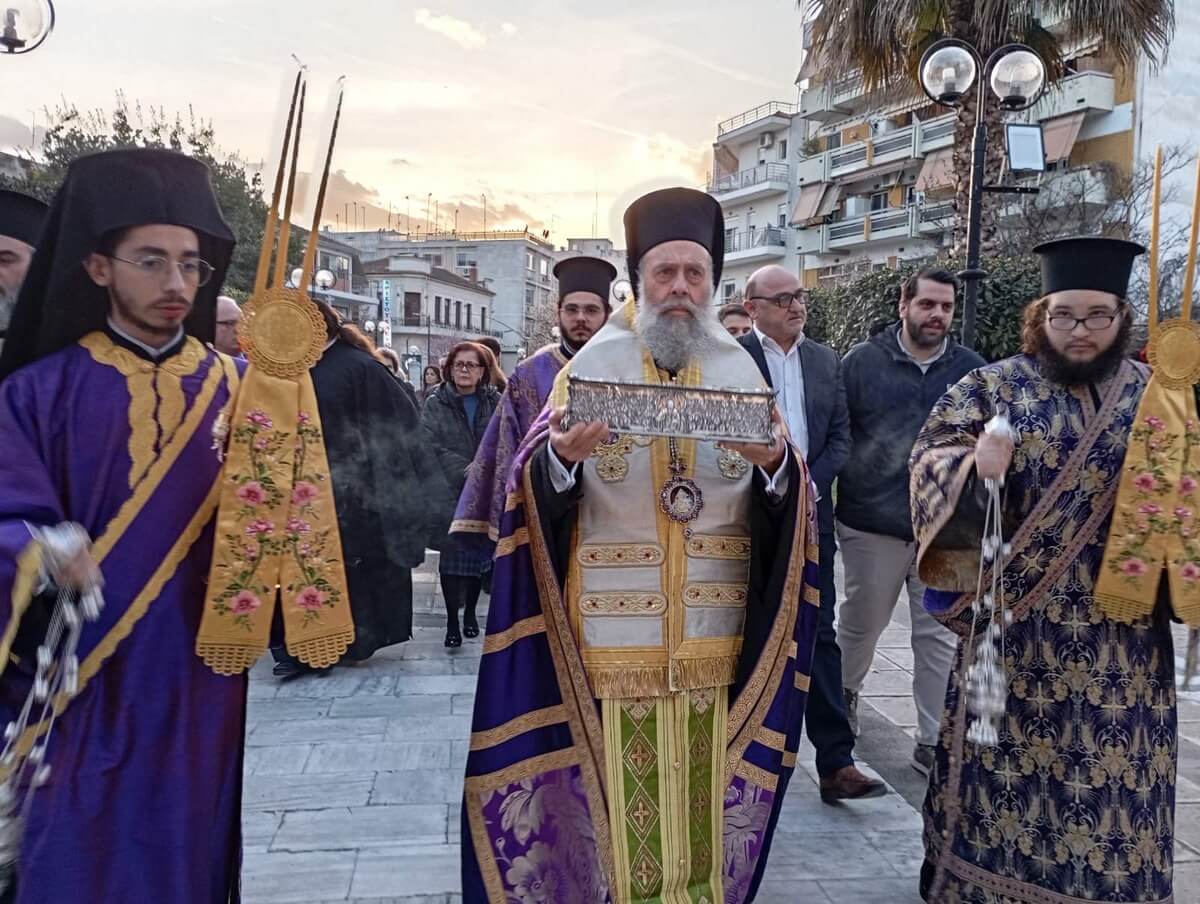 Με λαμπρότητα η υποδοχή της θαυματουργού δεξιάς χειρός του Αγίου Σπυρίδωνος στην Καρδίτσα