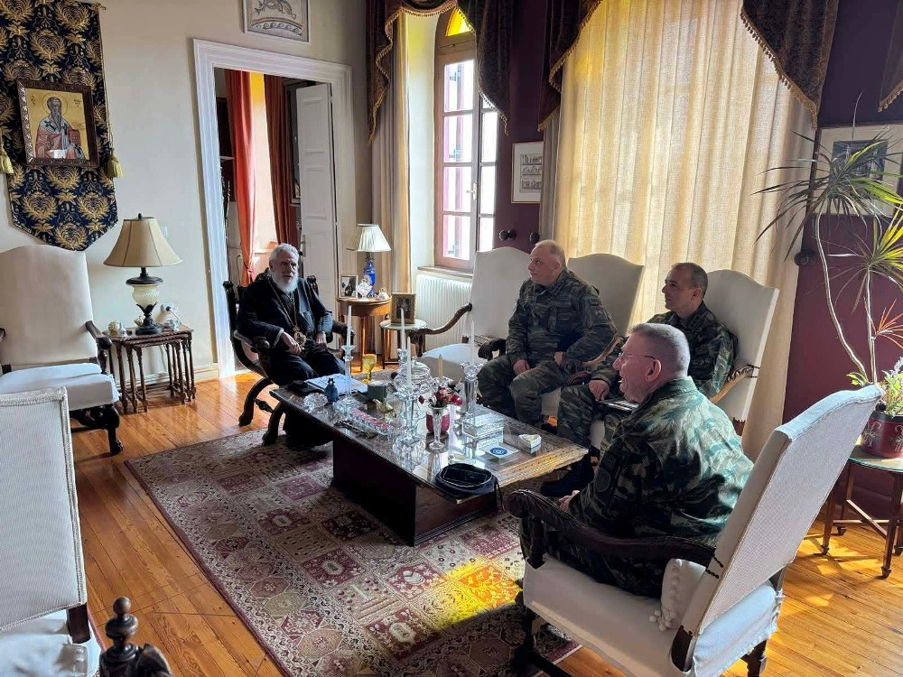 Εθιμοτυπική επίσκεψη του Υποδιοικητή της ΑΣΔΕΝ στον Μητροπολίτη Σύρου με τους επικεφαλής του στρατού στο νησί