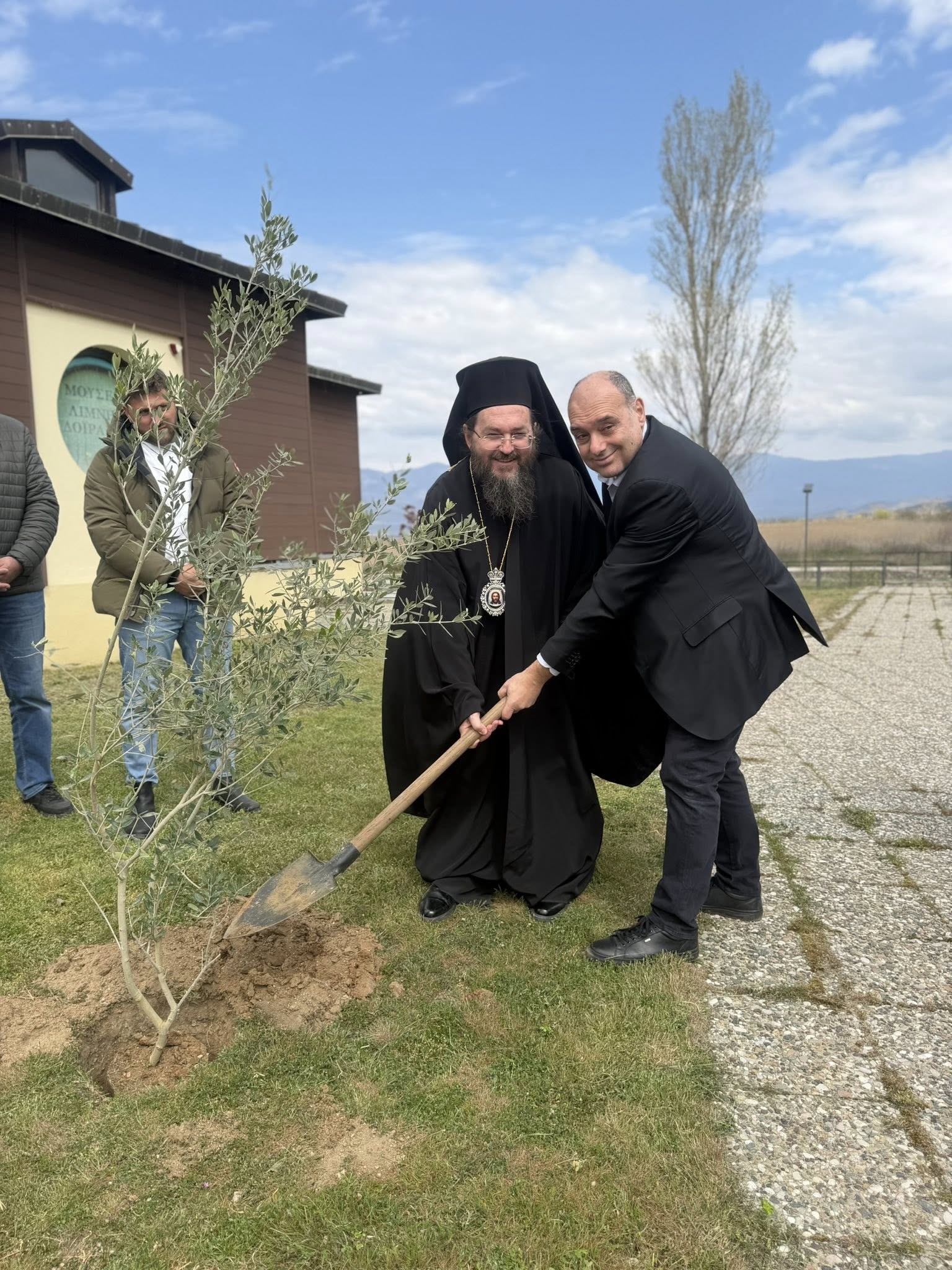 Ο Μητροπολίτης Κιλκισίου σε δενδροφύτευση στον περιβάλλοντα χώρο της Λίμνης Δοϊράνης.