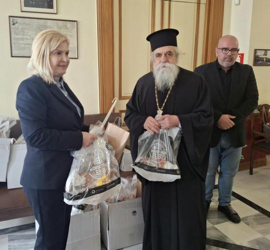 Στο πλευρό της Μητρόπολης Ηλείας η Περιφέρεια: Προσφορά αγάπης για 70 οικογένειες