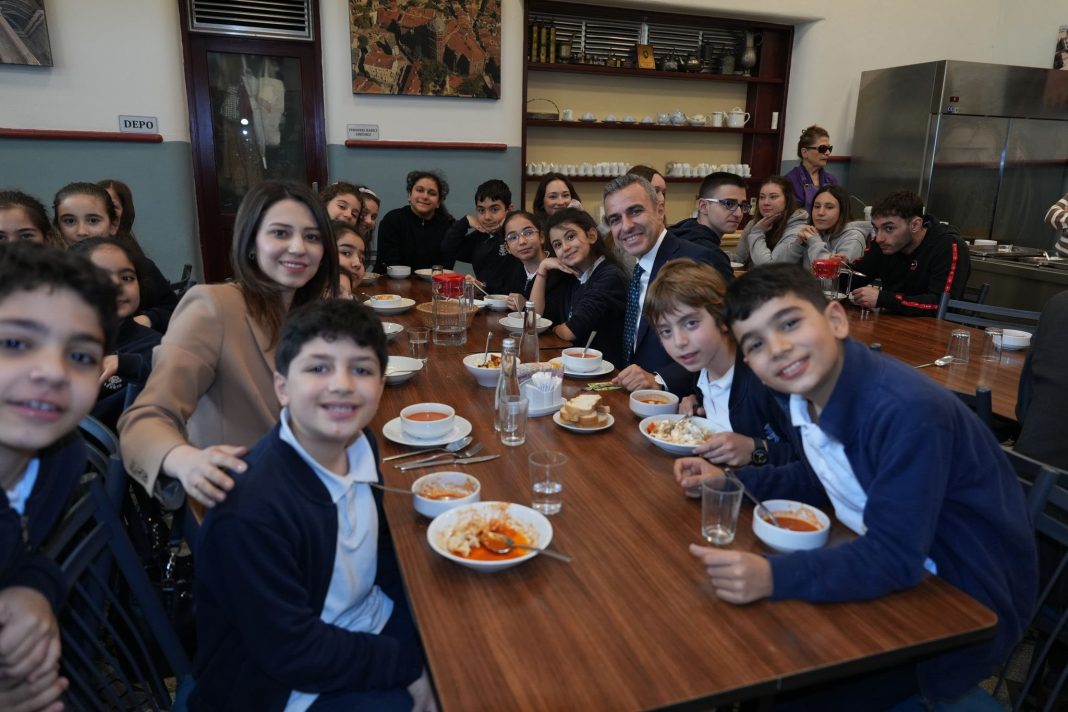 Ο Έπαρχος του Πέρα στο Συσσίτιο της Αγίας Τριάδας Σταυροδρομίου