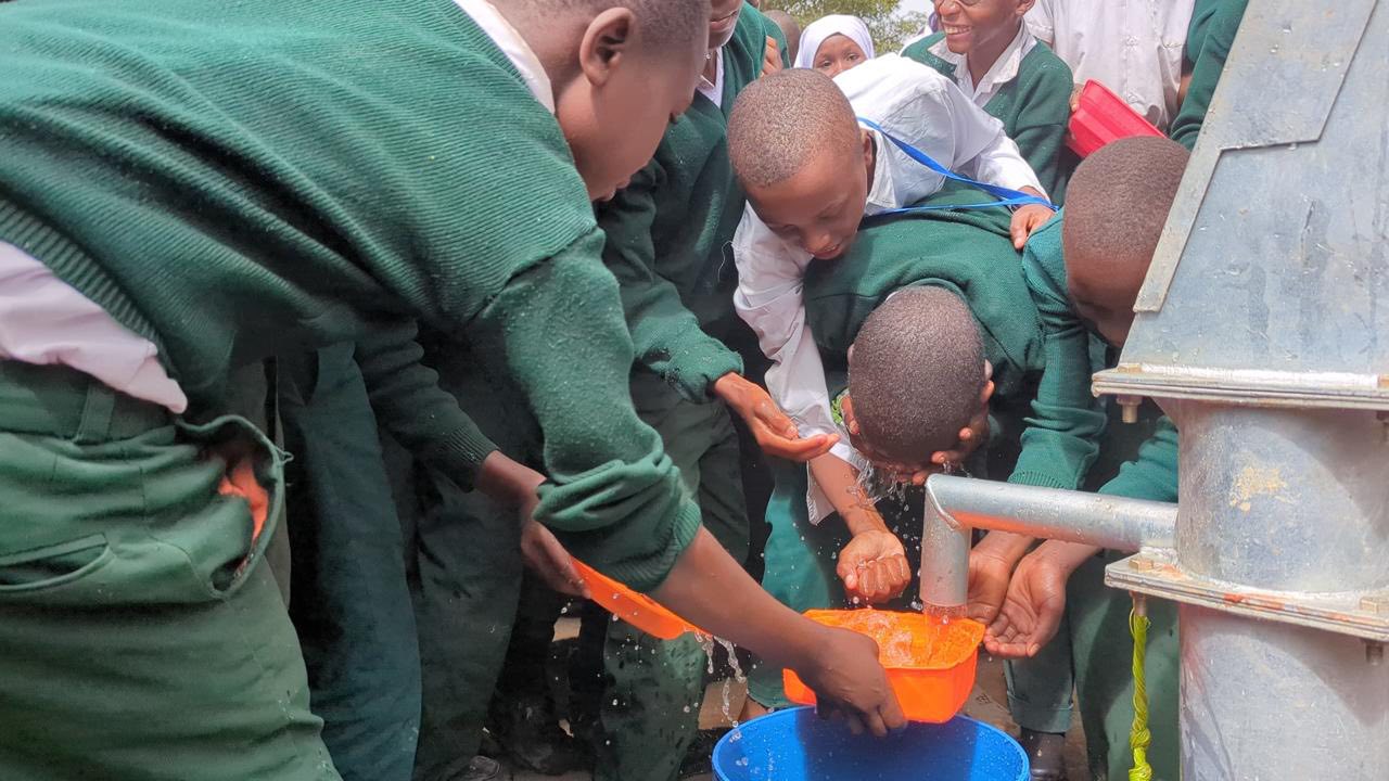 Λίγες σταγόνες δροσιάς στα διψασμένα χείλη των παιδιών στην Κεντρική Τανζανία