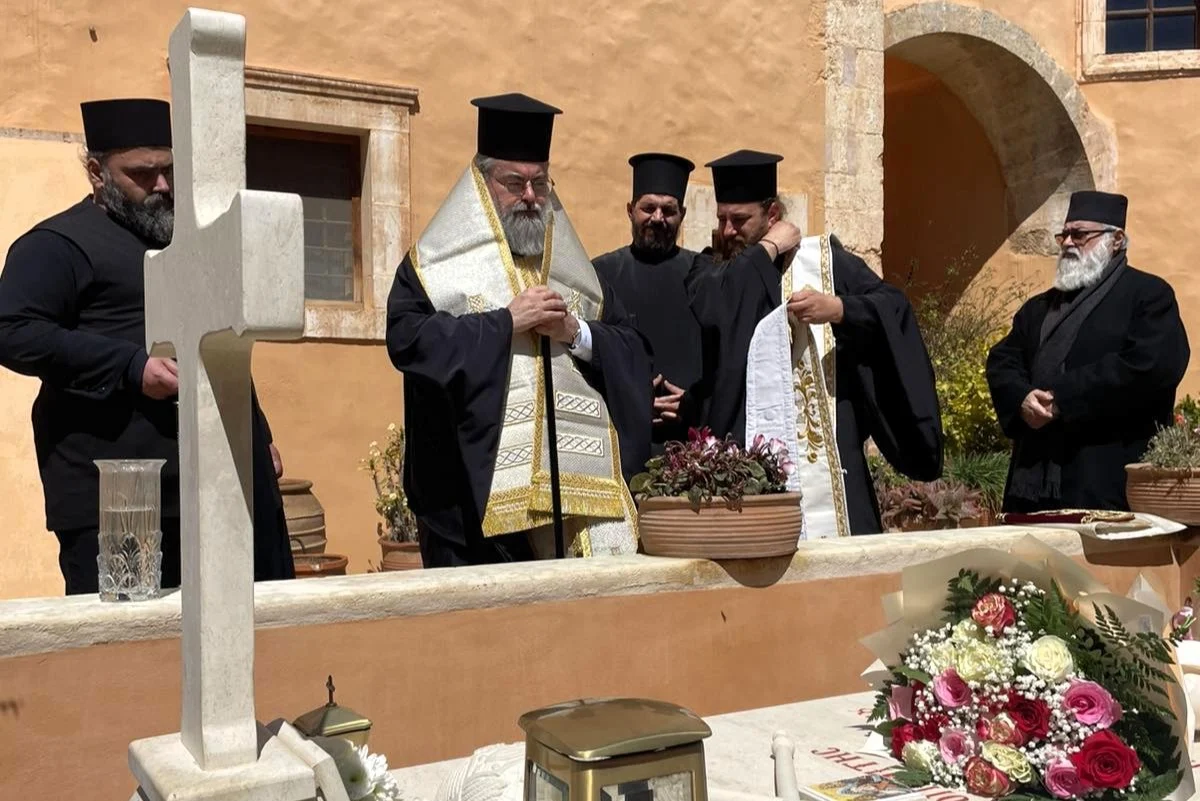 Τρισάγιο από τον Μητροπολίτη Κυδωνίας Τίτο στον τάφο του προκατόχου του, κυρού Δαμασκηνού